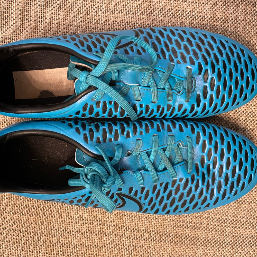 Nike like new size 9.5 soccer cleat